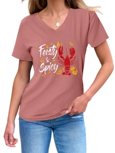 Gros plan du texte Feisty & Spicy avec motifs homard et citron sur un t-shirt à col en V