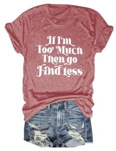 Vue à plat d'un t-shirt en coton rouge brique avec texte et short en jean déchiré