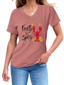 Détail de l'imprimé homard Feisty & Spicy sur un T-shirt rose col en V pour femmes