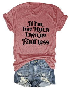 Détail de l'imprimé If I'm Too Much Then Go Find Less sur un t-shirt en coton rouge brique
