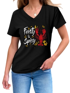 Détail d'un T-shirt col en V avec imprimé homard rouge et texte Feisty & Spicy