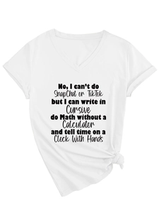 Vue détaillée du t-shirt blanc col V avec imprimé No I can't do SnapChat or TikTok