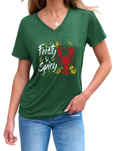 Détail d'un t-shirt col V vert foncé avec imprimé homard et piment Feisty & Spicy