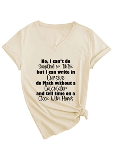 Détail d'un t-shirt beige en coton à col en V avec impression de slogan noir humoristique
