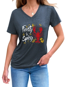 Détail de l'imprimé homard Feisty & Spicy sur un t-shirt gris foncé à col en V court