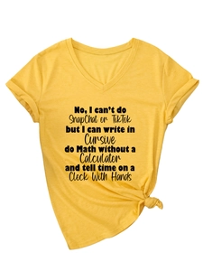 T-shirt jaune à col en V avec slogan humoristique et détail de nœud élégant à la taille