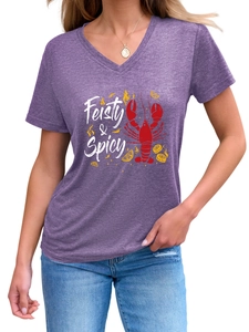 Détail du t-shirt col V montrant l'imprimé homard Feisty Spicy et le tissu chiné violet