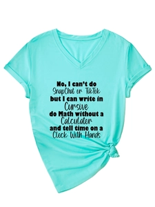 Détail du t-shirt col V vert menthe avec slogan noir et noeud élégant sur l'ourlet bas
