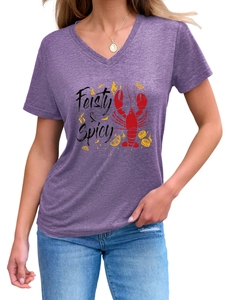 Détail du t-shirt violet à col en V avec homard rouge et imprimé Feisty & Spicy