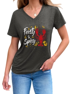 Détail du t-shirt à col en V avec imprimé graphique de homard Feisty & Spicy pour femme