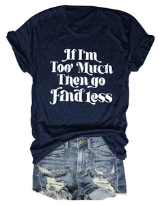 T-shirt bleu marine à message et short en jean vieilli sur fond blanc épuré