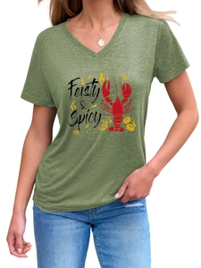 Gros plan de l'imprimé homard feisty et spicy sur un t-shirt femme vert gris à col en V