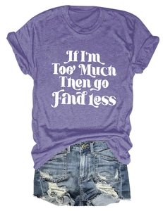 Détail du t-shirt en coton violet avec slogan blanc et short en jean bleu délavé