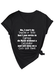 Détail d'un t-shirt noir à col en V avec un nœud latéral et un imprimé de texte créatif