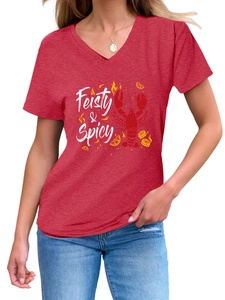 Détail du t-shirt rouge col V avec texte Feisty & Spicy et illustration de homard