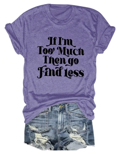 Détail du t-shirt lavande avec slogan et texture du short en jean bleu aux bords roulés