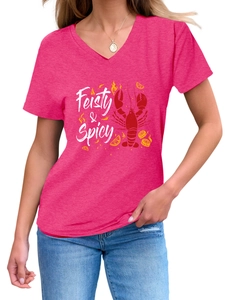 Détail du t-shirt col V fuchsia avec motif homard et texte Feisty & Spicy