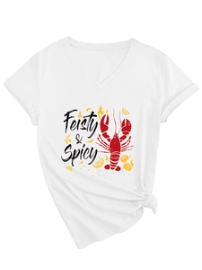 Détail d'un t-shirt blanc col en V avec imprimé graphique de homard Feisty & Spicy coloré