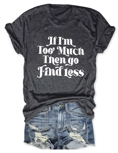 Mise à plat du t-shirt gris anthracite avec impression et short en jean usé
