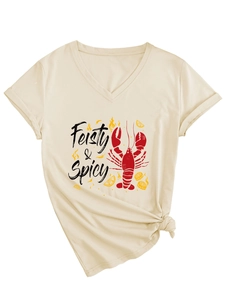 Détail du t-shirt à col en V montrant le texte Feisty Spicy et l'imprimé homard rouge