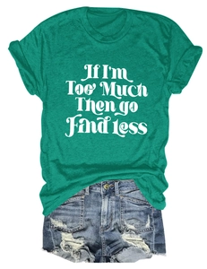 Ensemble t-shirt vert à slogan et short en jean bleu délavé posé à plat sur fond blanc