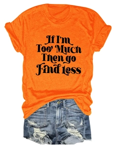 T-shirt orange avec imprimé et short en jean vieilli posés à plat pour un look d'été