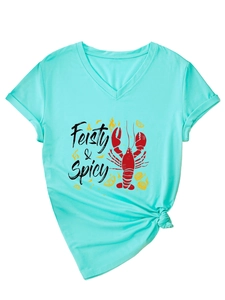 Détail du t-shirt bleu Tiffany col V avec imprimé homard Feisty Spicy et noeud à la taille