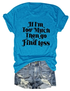 Gros plan du t-shirt bleu avec slogan imprimé et texture de short en jean usé