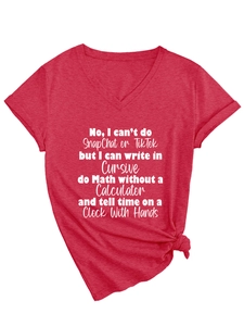 Détail du t-shirt rouge à col en V avec texte imprimé et nœud latéral pour le style