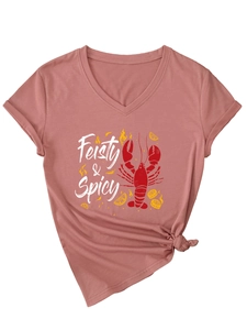 Vue macro du détail du t-shirt col V avec imprimé homard et ourlet noué sur le côté