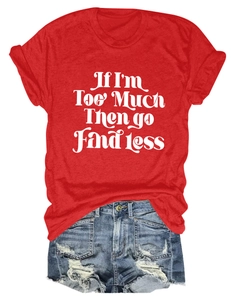 Détail d'un t-shirt rouge à message et d'un short en jean vieilli avec ourlets effilochés