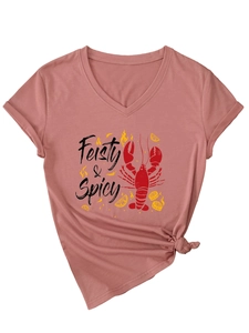 Détail du texte Feisty Spicy et de l'imprimé homard sur le t-shirt rose à col en V