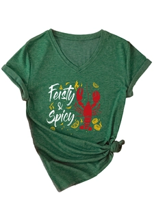 Détail du t-shirt vert foncé à col en V avec motif homard et slogan feisty spicy