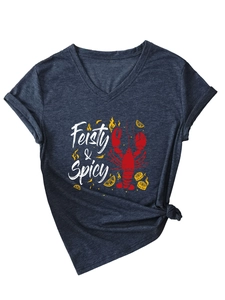 Détail de t-shirt gris anthracite à col en V avec imprimé homard et texte stylisé