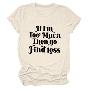 Détail du slogan 'If I'm Too Much' imprimé sur le T-shirt à manches courtes crème