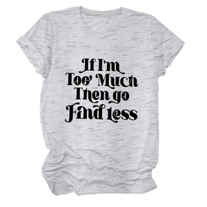 Gros plan sur l'imprimé du slogan et la texture du tissu gris chiné du t-shirt pour femmes