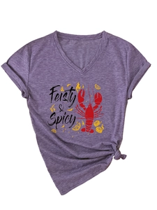 Détail du t-shirt violet à col en V avec imprimé homard Feisty & Spicy et nœud à l'ourlet