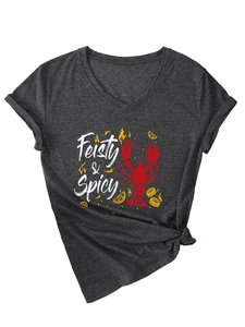 Détail du t-shirt col V gris foncé avec imprimé homard Feisty Spicy et noeud sur le côté