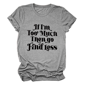 Gros plan détaillé du slogan rétro imprimé sur un t-shirt gris à manches courtes en coton