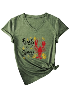 Détail du T-shirt vert foncé col en V avec motif homard et texte Feisty & Spicy