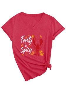 Détail du t-shirt rouge à col en V avec imprimé homard et nœud élégant à l'ourlet