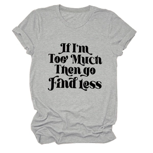 Détail du t-shirt en coton doux avec texte 'If I'm Too Much Then Go Find Less' imprimé