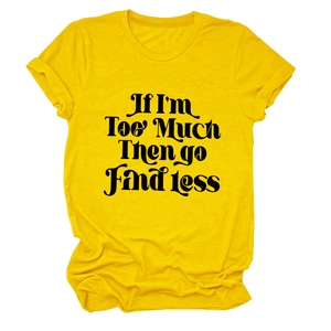 Détail du tissu en coton d'un t-shirt jaune et impression texte noir sur fond blanc
