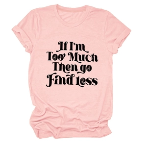 Détail du t-shirt rose avec le slogan imprimé 'If I'm Too Much Then go Find Less' en noir