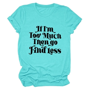 Détail du t-shirt en coton sarcelle avec manches retroussées et slogan imprimé noir