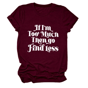 Détail du t-shirt bordeaux avec slogan blanc imprimé If I'm Too Much Then go Find less