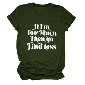 Détail d'un t-shirt vert forêt avec manches retroussées et texte artistique blanc imprimé