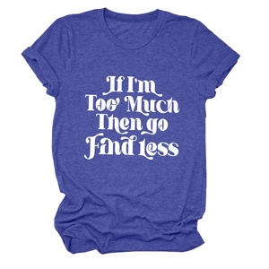 Détail du t-shirt bleu roi avec l'imprimé If I'm Too Much Then Go Find Less chic
