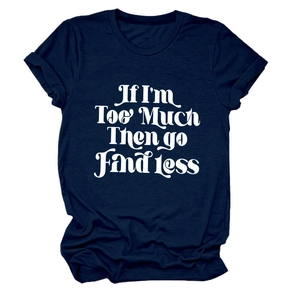 Détail du t-shirt en coton bleu marine avec slogan If I'm Too Much Then go Find Less