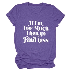 Détail du t-shirt violet à col rond avec le texte imprimé If I am Too Much Then Go Find Less